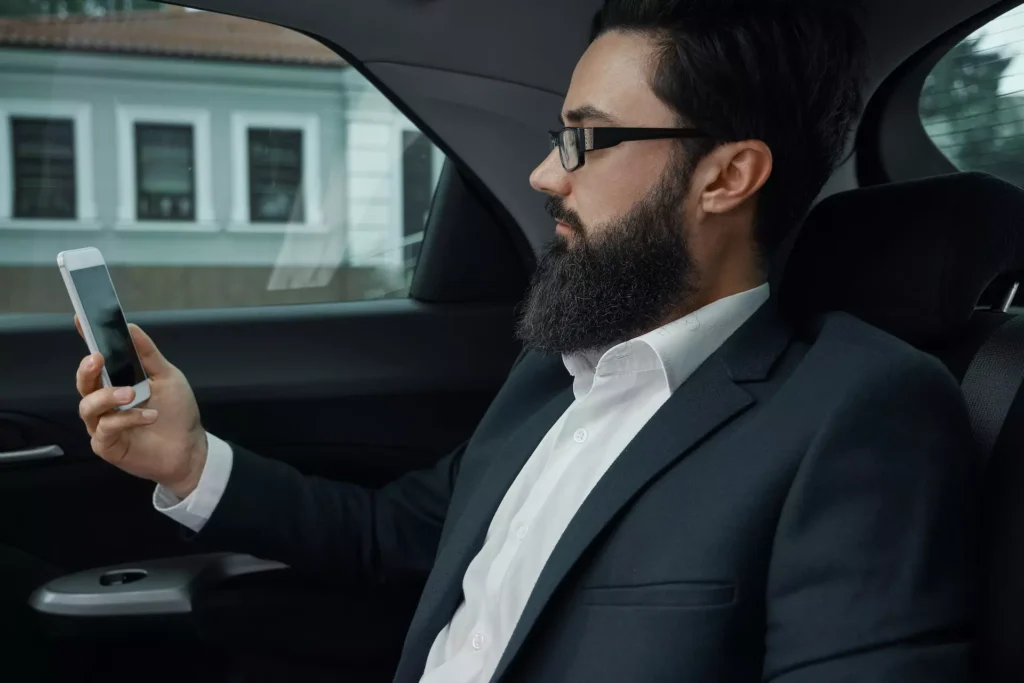 Voyageur dans un taxi en train d'aller à Val d'Isère