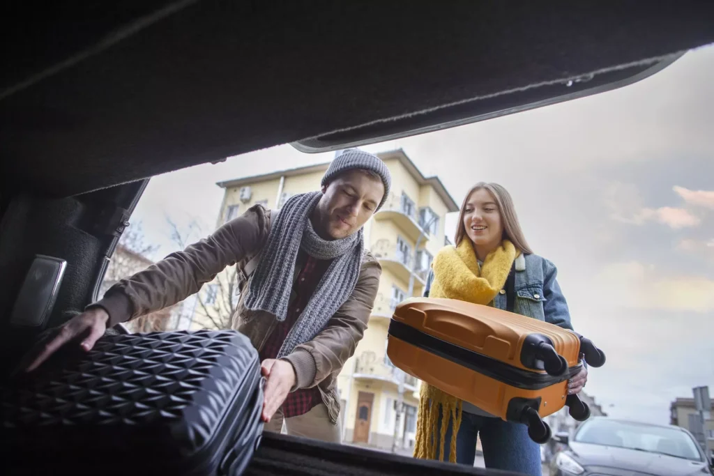 Voyageur en train de monter dans un taxi pour aller à Morzine